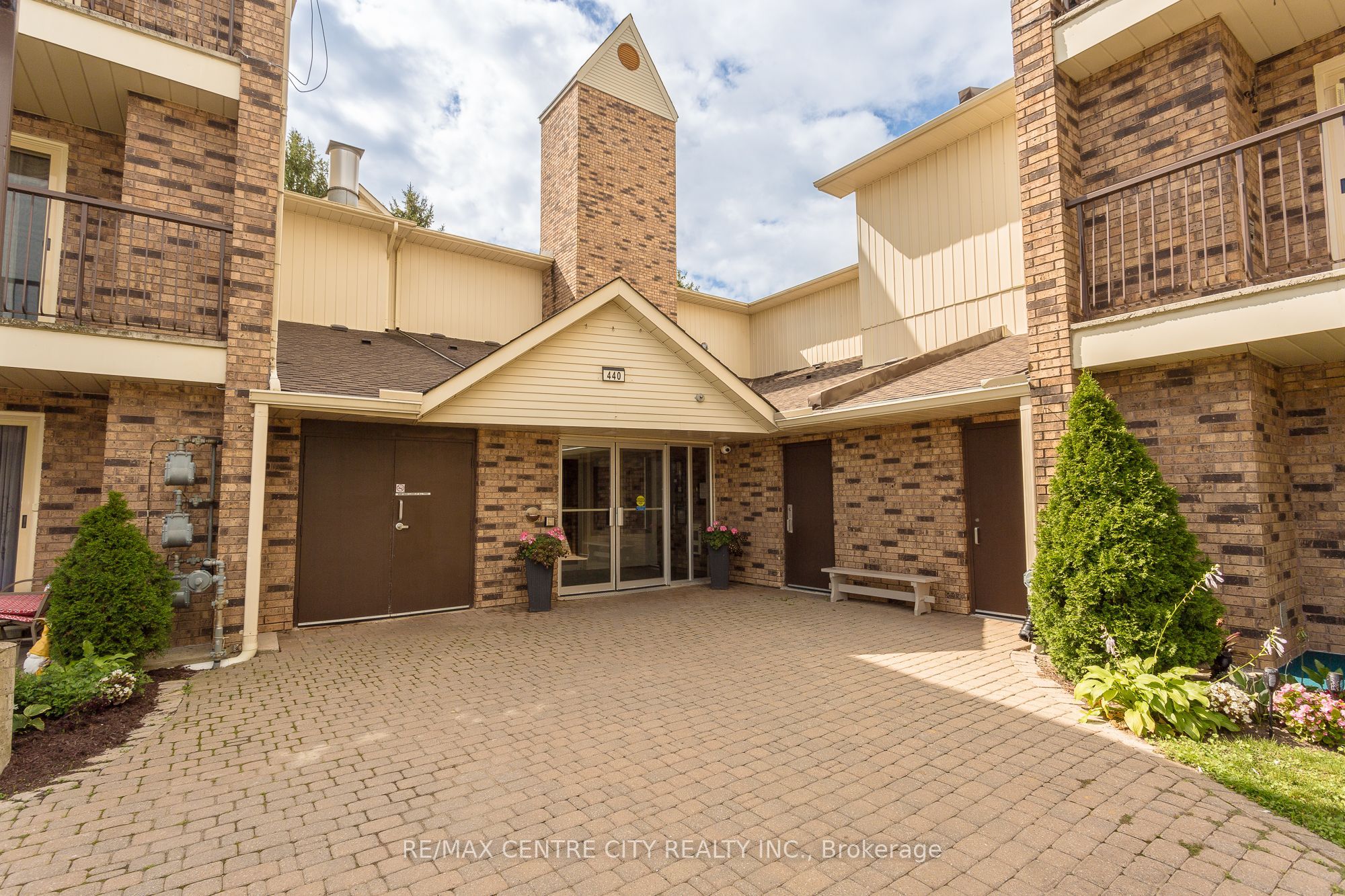 #209 - 440 Wellington Street Property Photo 2