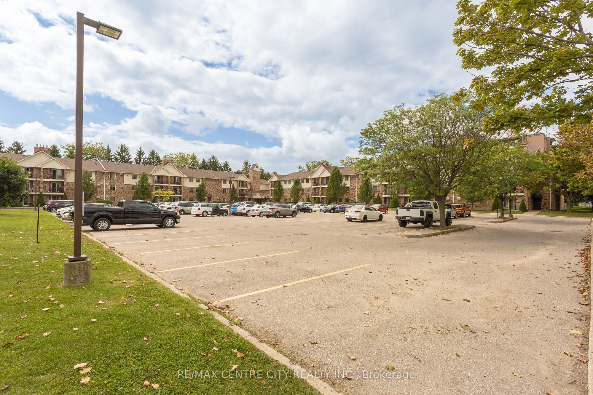 #209 - 440 Wellington Street Property Photo 3