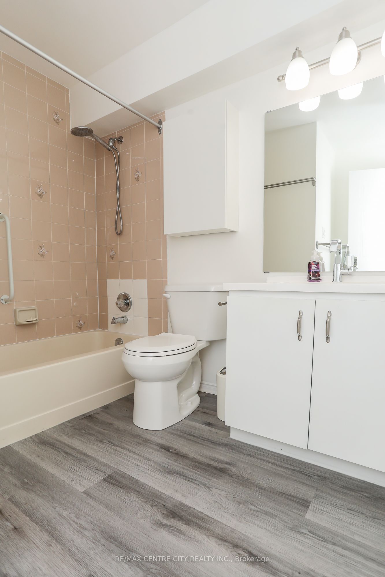 #209 - 440 Wellington Street Property Photo 31