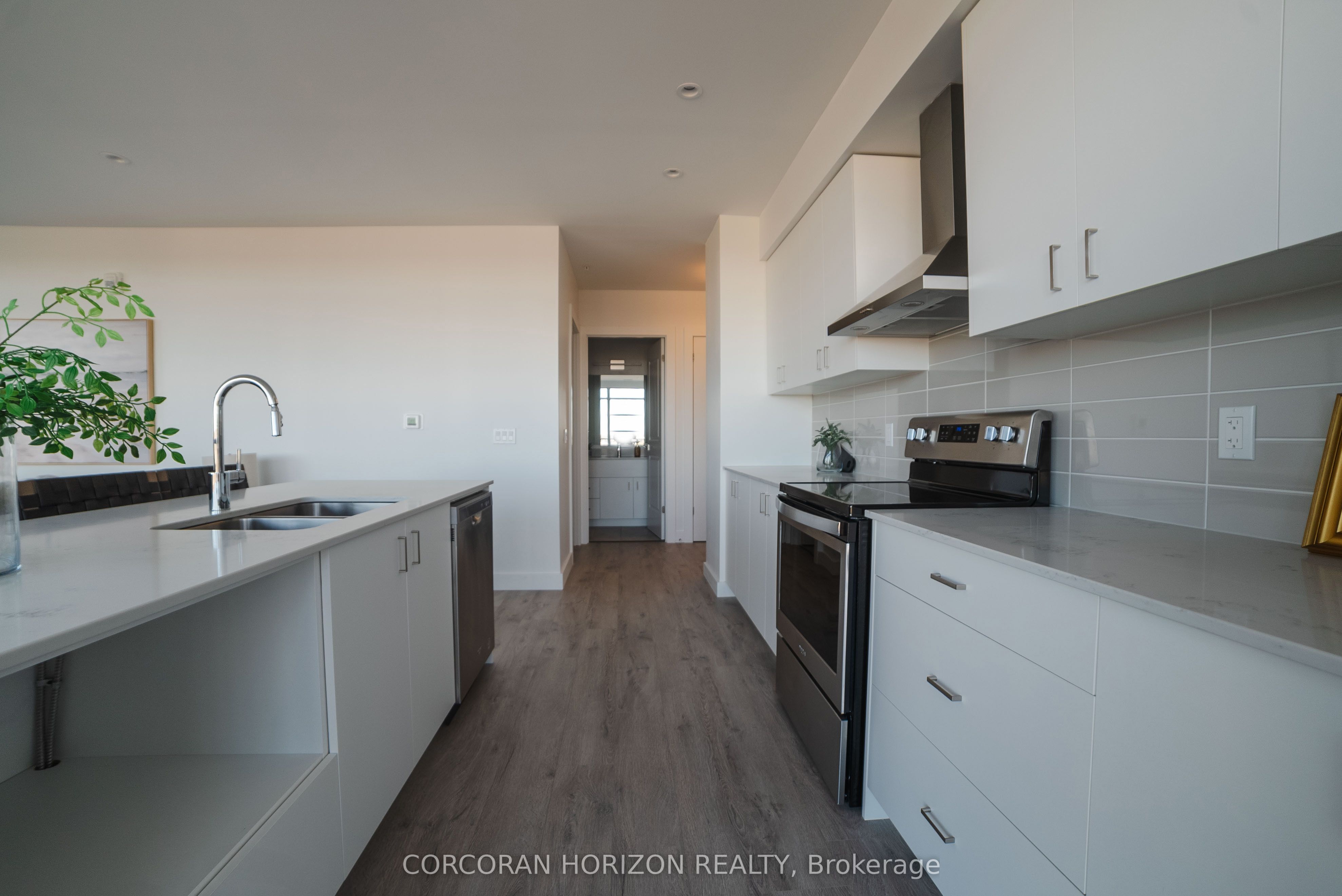 #1301 - 15 Glebe Street Property Photo 4