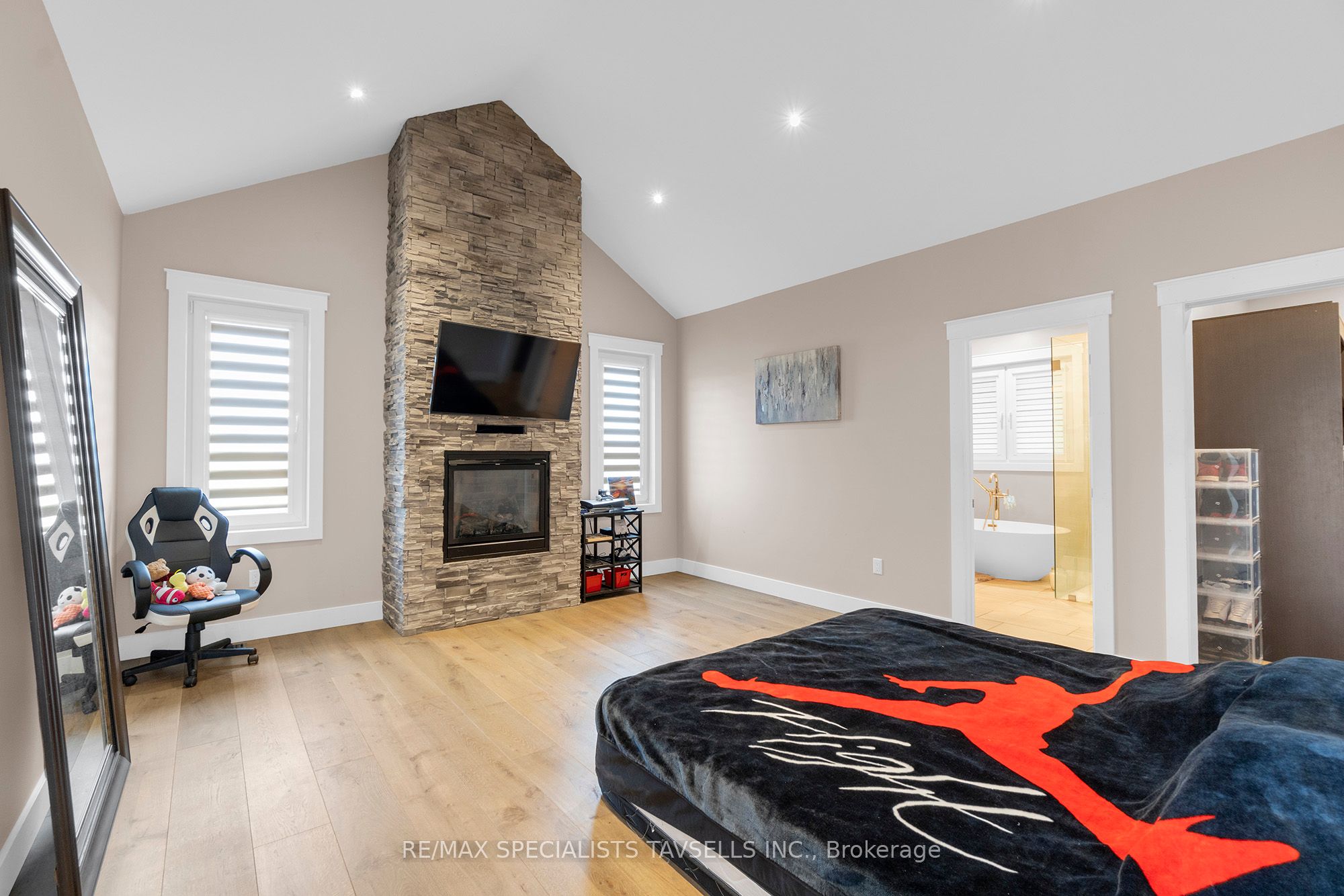 374170 6th Line Property Photo 16