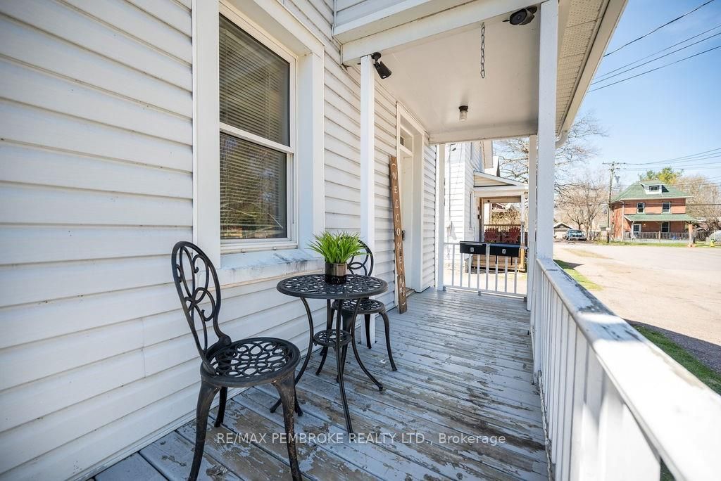 414 Moffat Street Property Photo 8