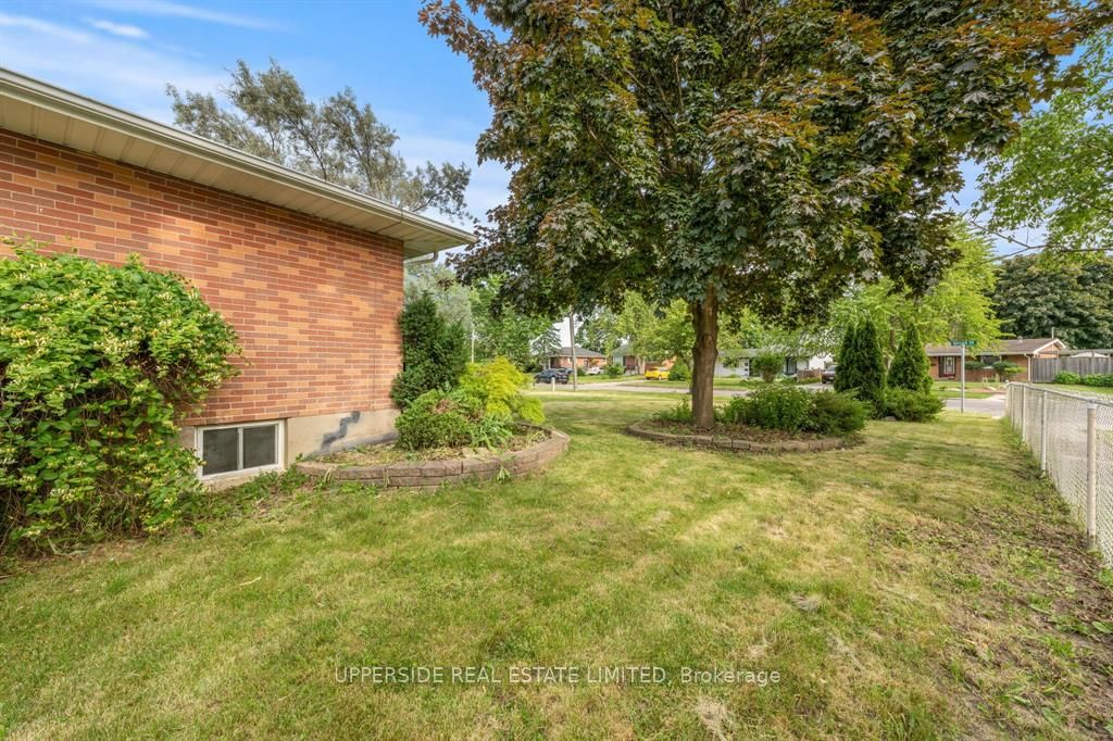 8 Mayfair Drive Property Photo 2