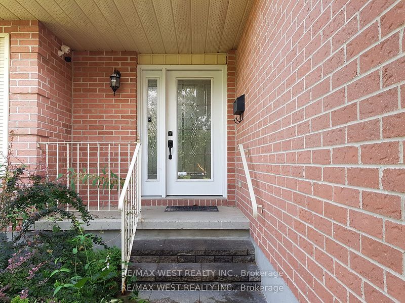 953 Lancaster Drive Property Photo 3