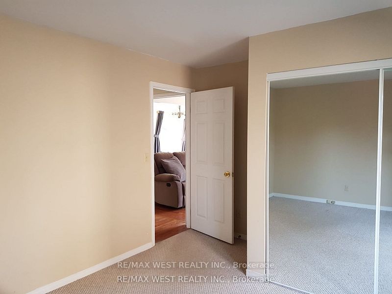 953 Lancaster Drive Property Photo 9