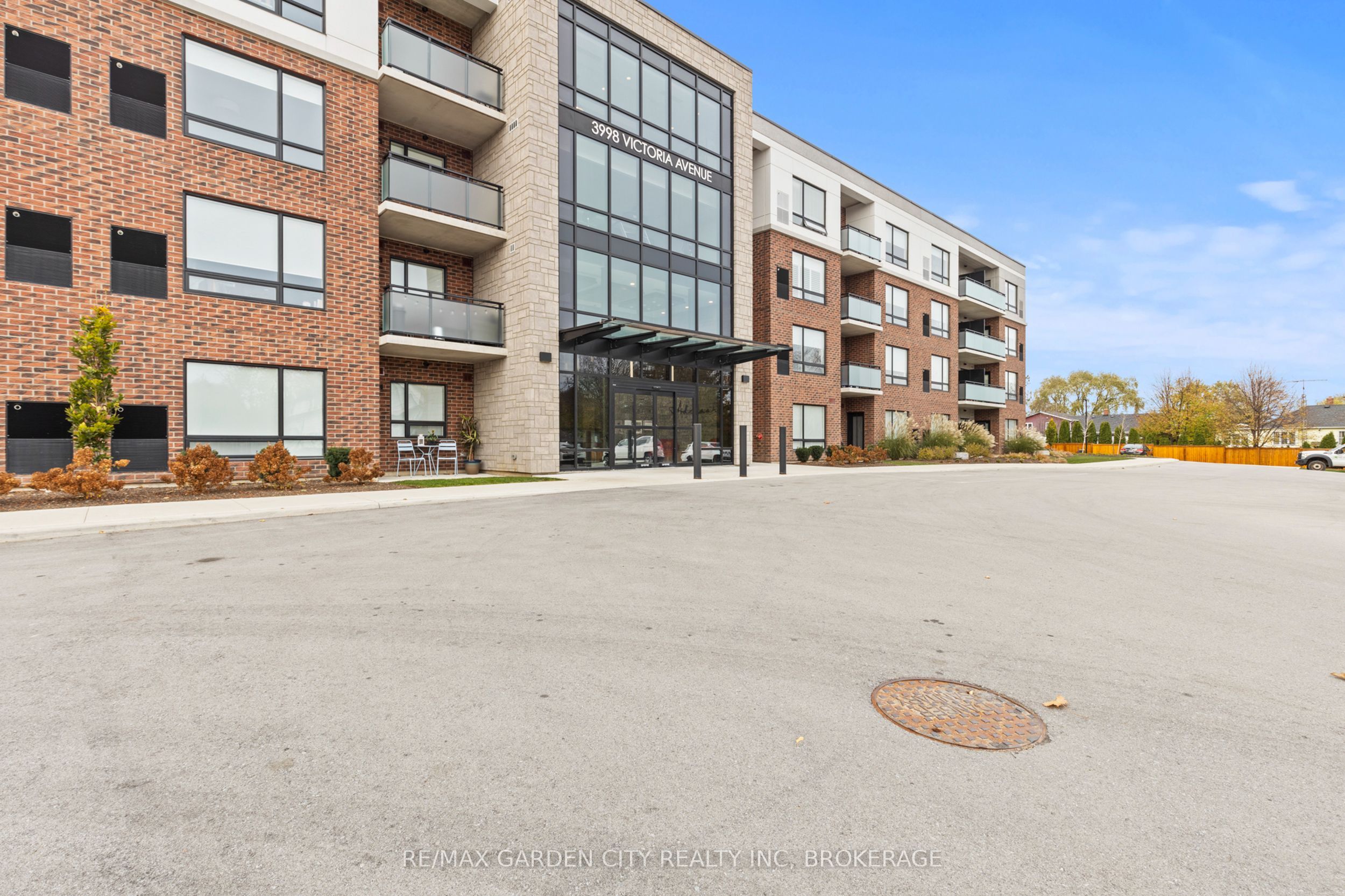#305 - 3998 Victoria Avenue Property Photo 2