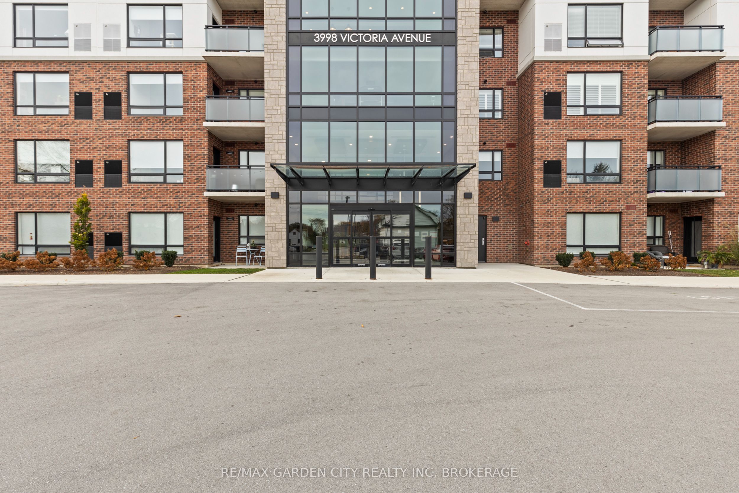 #305 - 3998 Victoria Avenue Property Photo 3