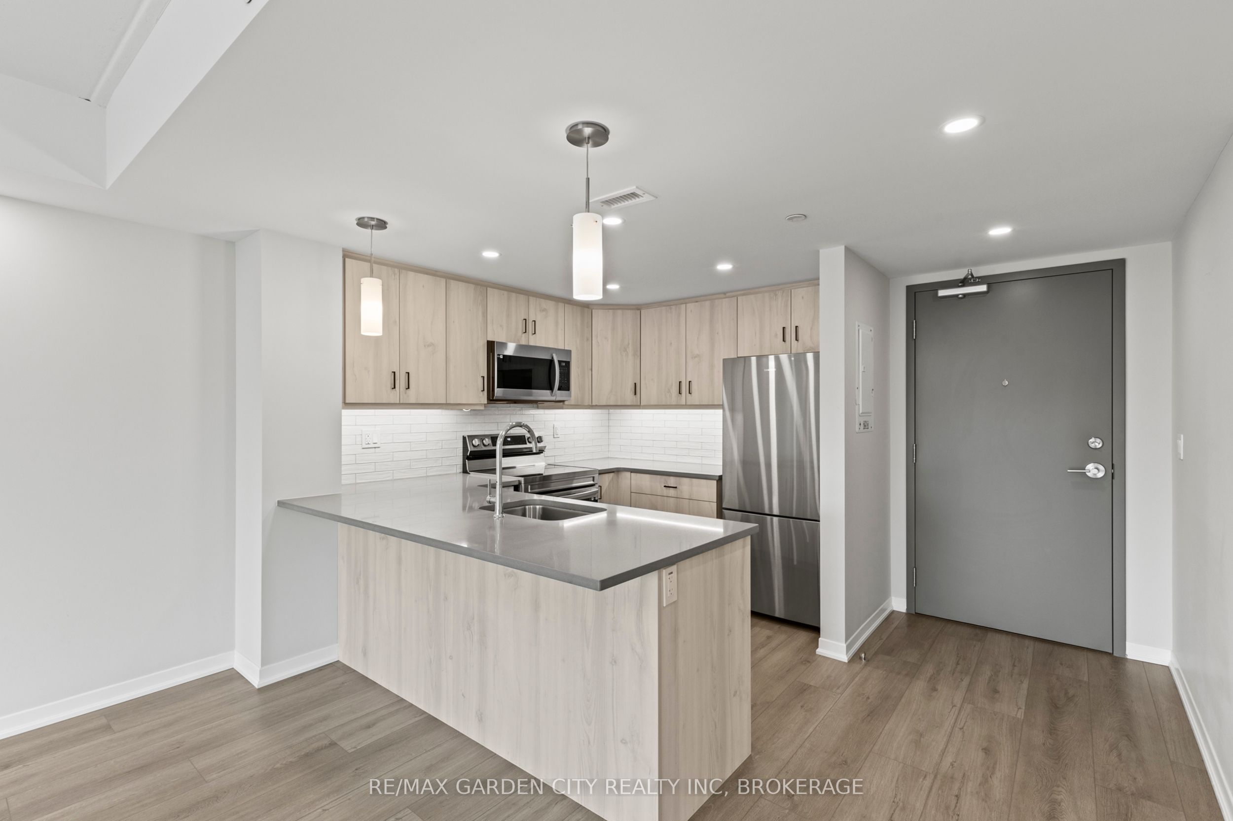 #305 - 3998 Victoria Avenue Property Photo 7