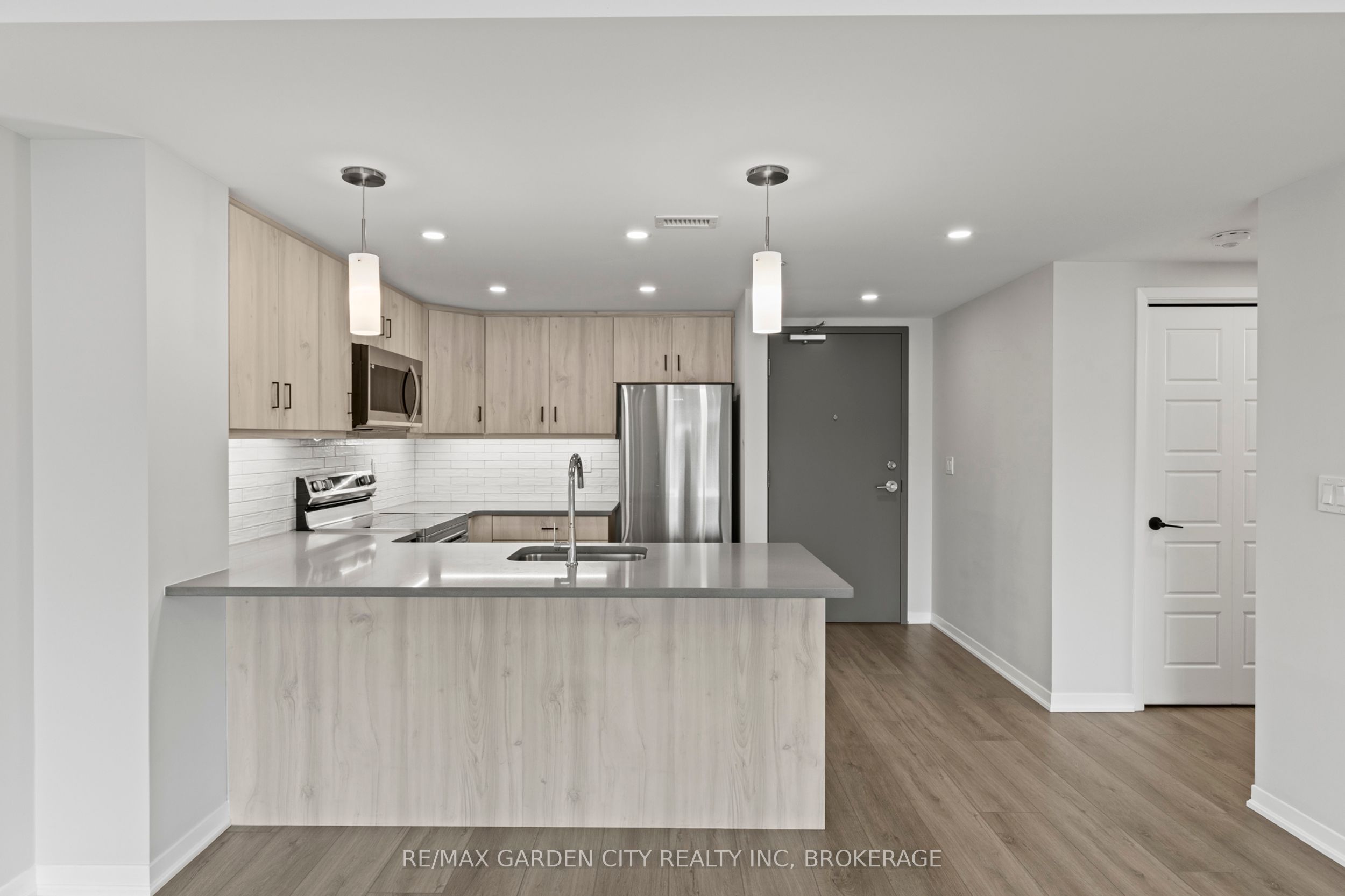 #305 - 3998 Victoria Avenue Property Photo 8