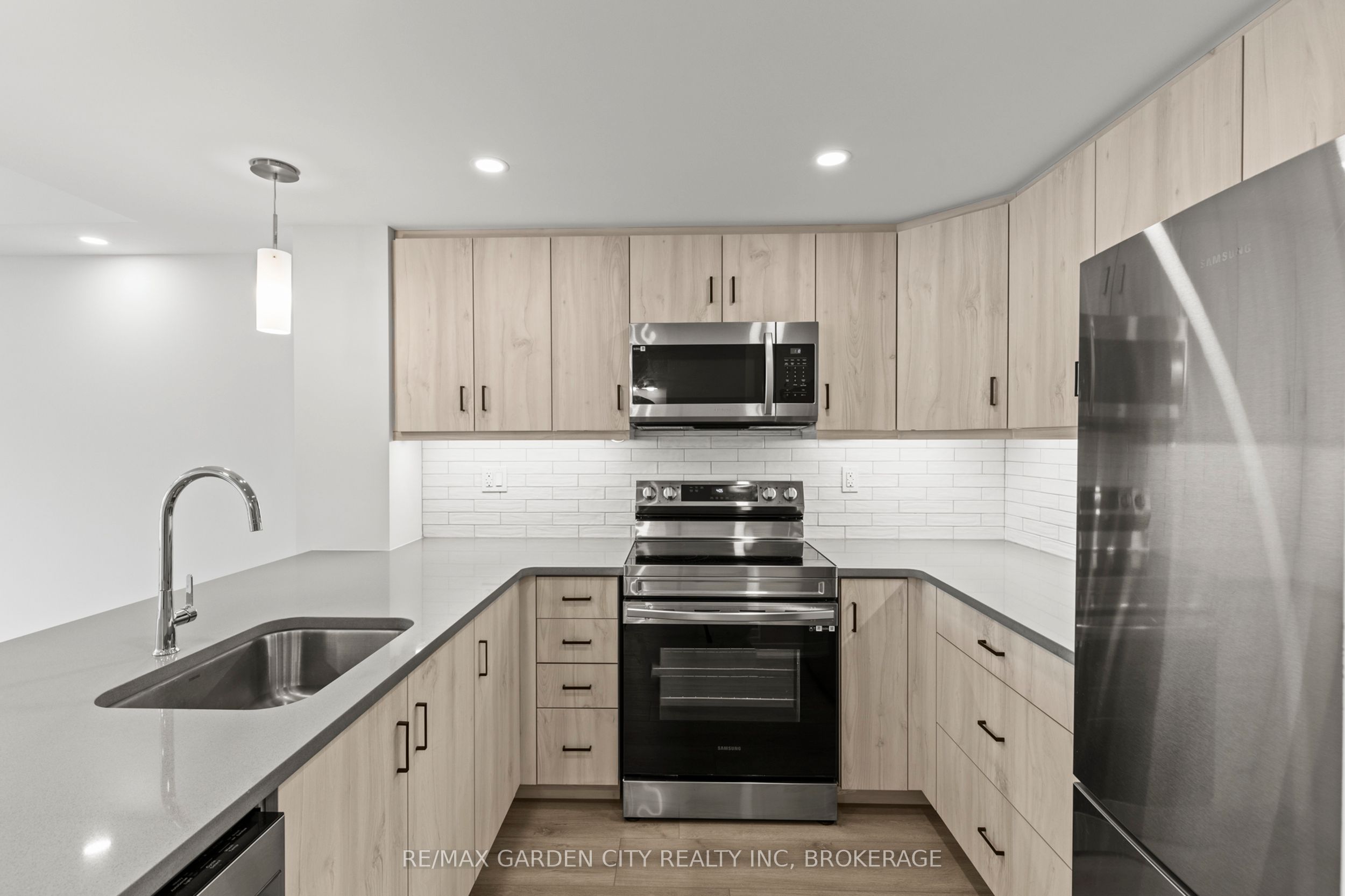 #305 - 3998 Victoria Avenue Property Photo 10