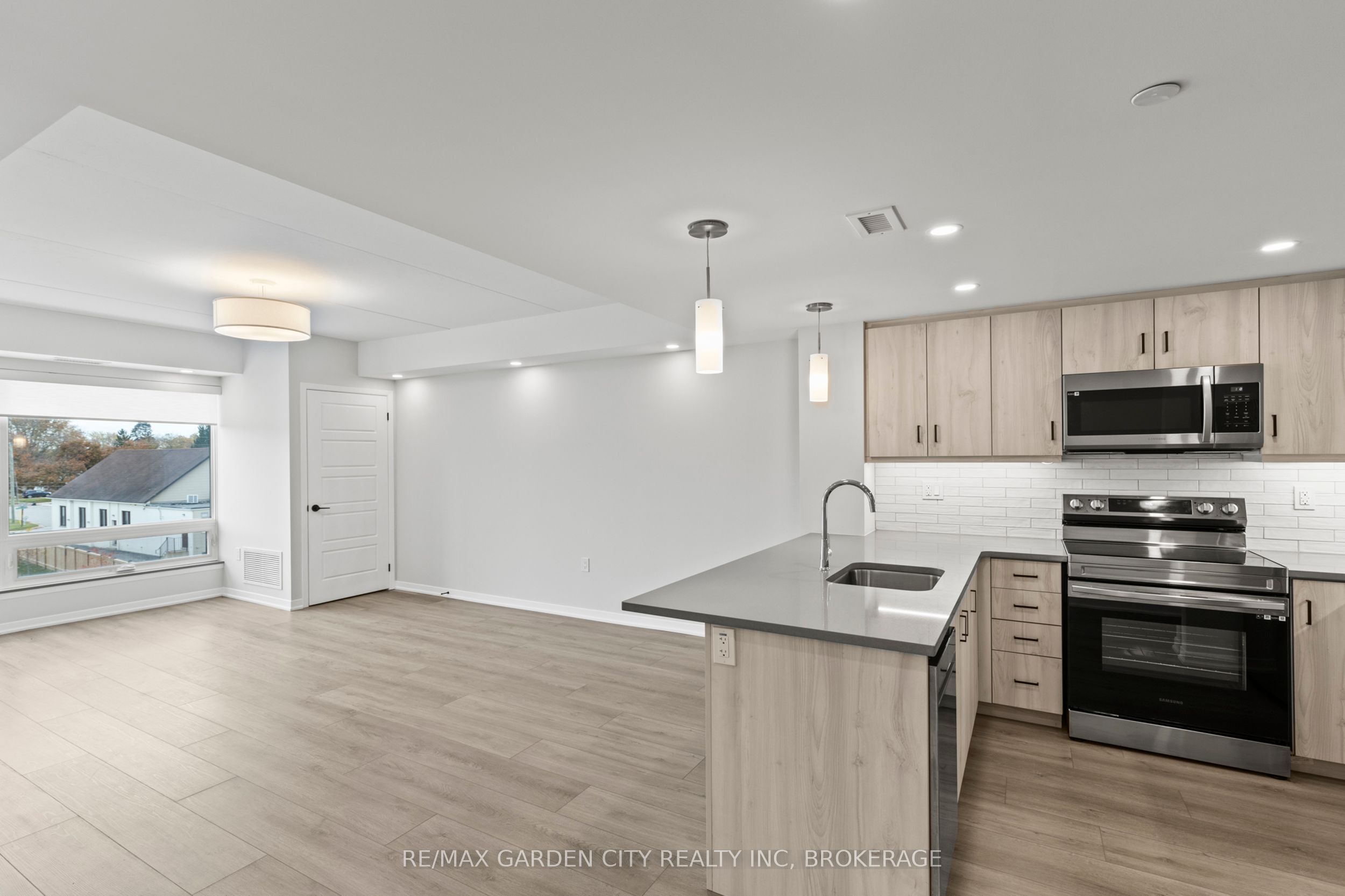 #305 - 3998 Victoria Avenue Property Photo 11
