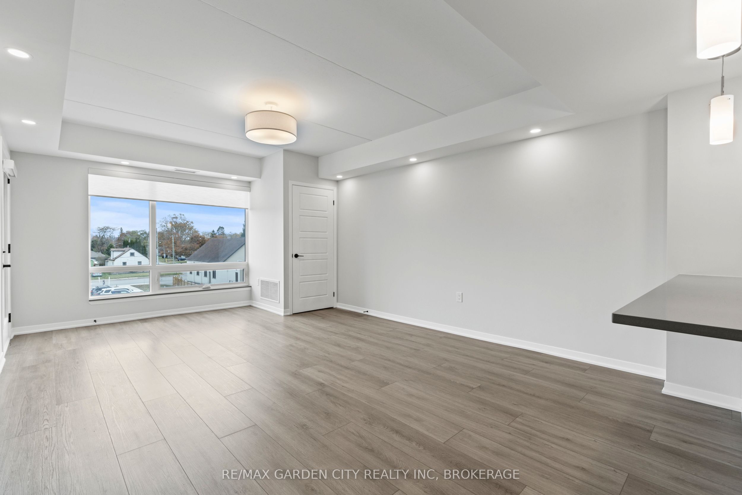 #305 - 3998 Victoria Avenue Property Photo 12