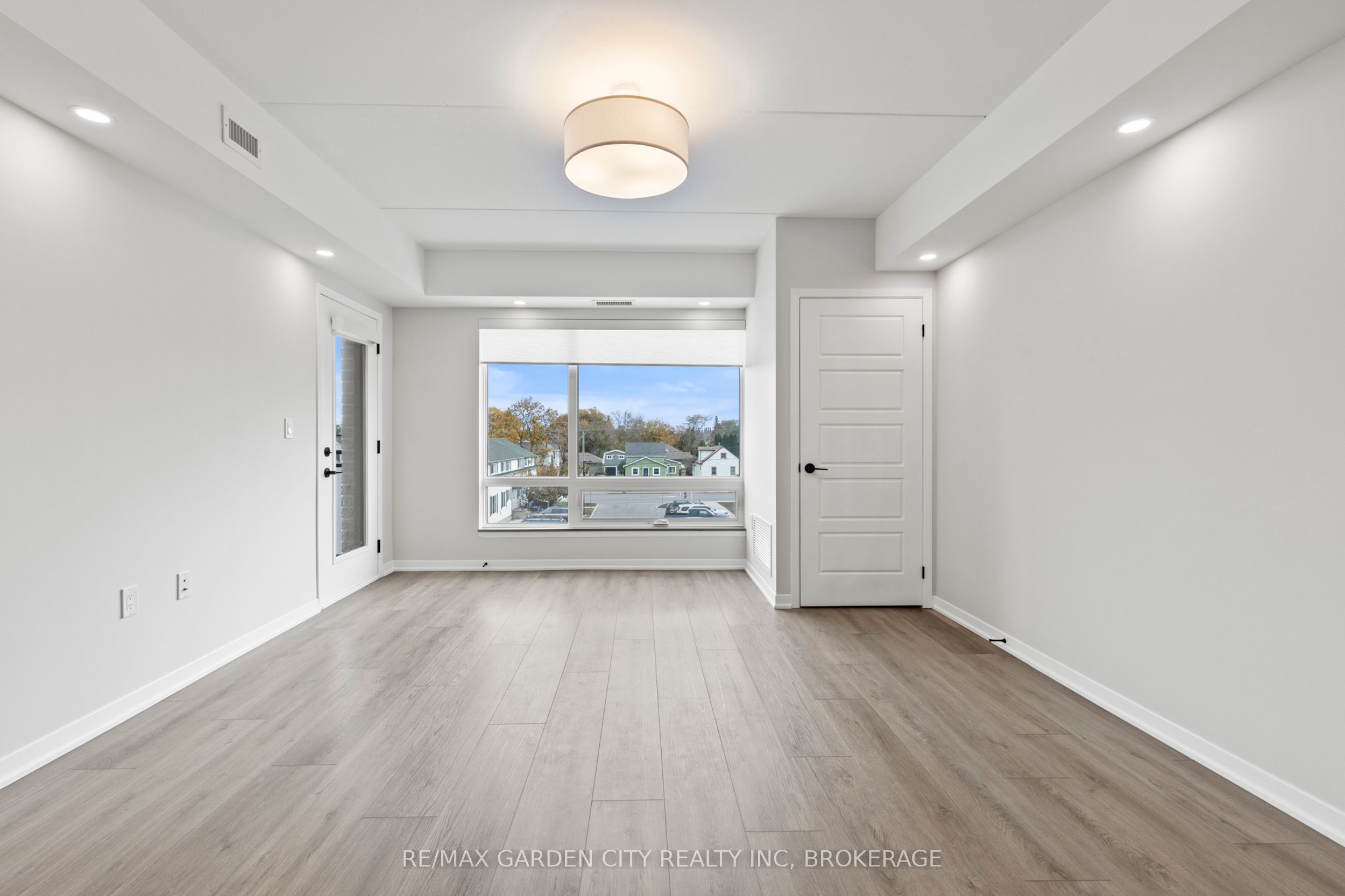 #305 - 3998 Victoria Avenue Property Photo 13