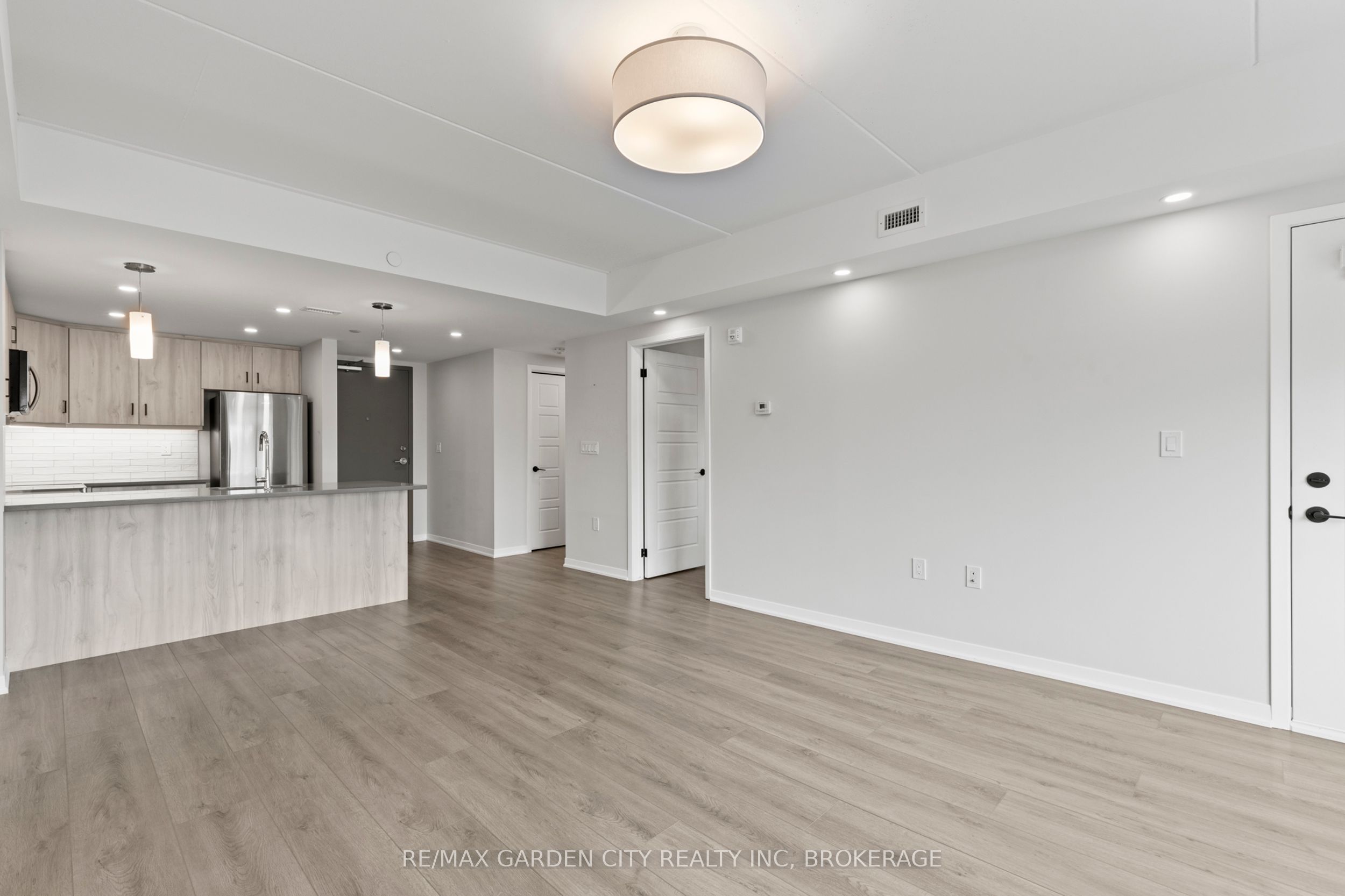 #305 - 3998 Victoria Avenue Property Photo 15