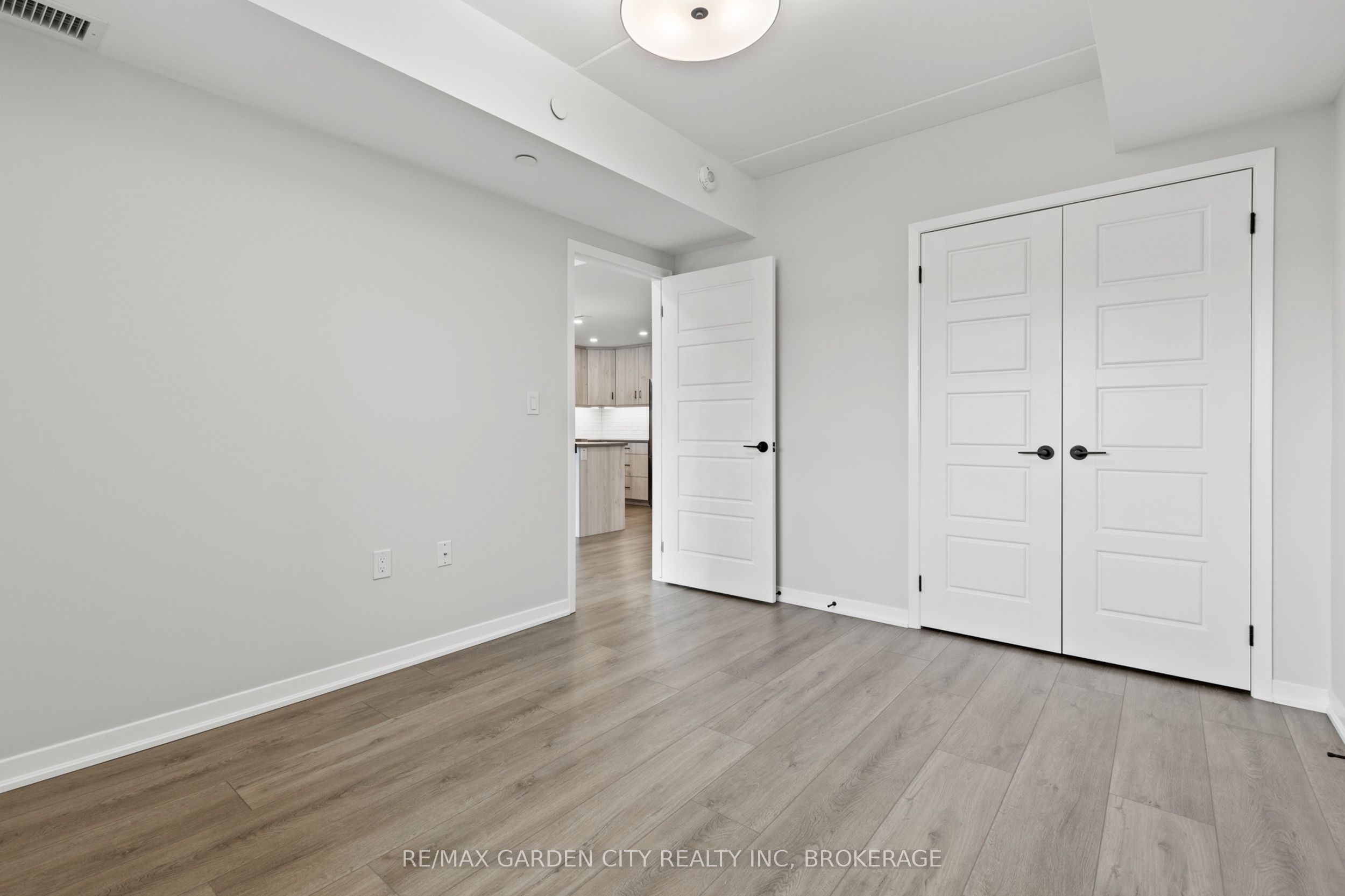 #305 - 3998 Victoria Avenue Property Photo 17