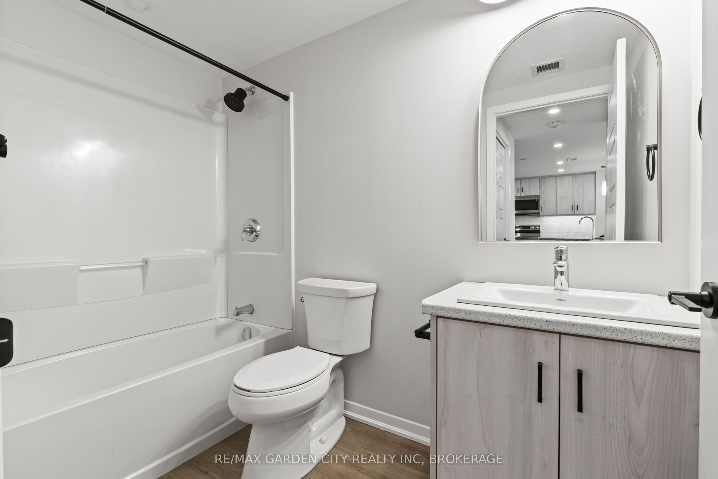 #305 - 3998 Victoria Avenue Property Photo 18