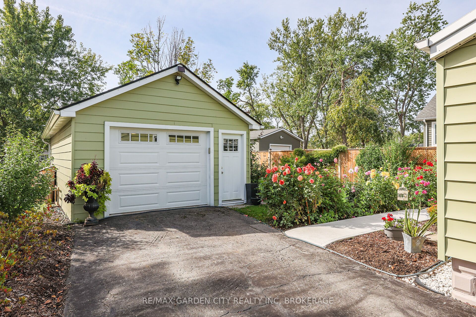 3663 East Main Street Property Photo 6