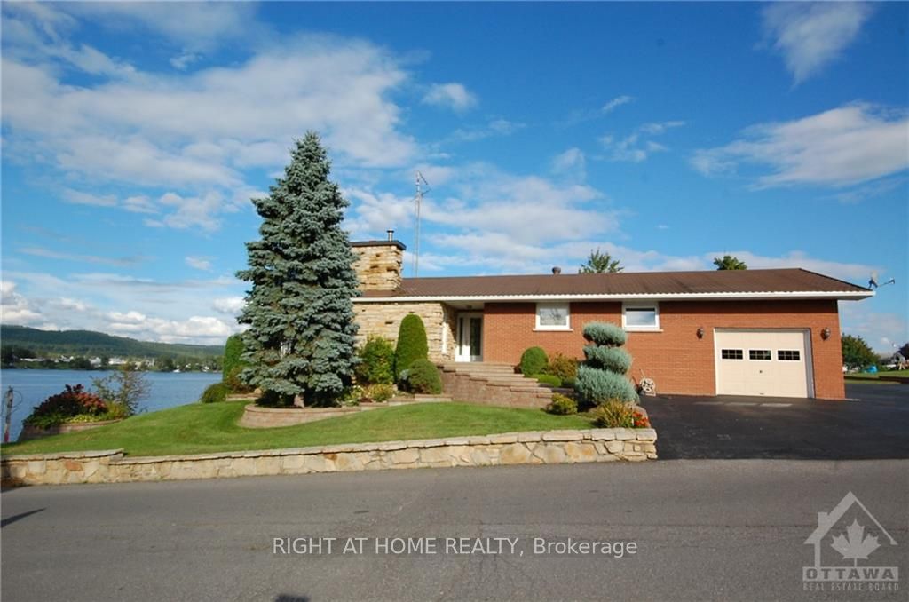 1835 Chemin Du Traversier Road Property Photo