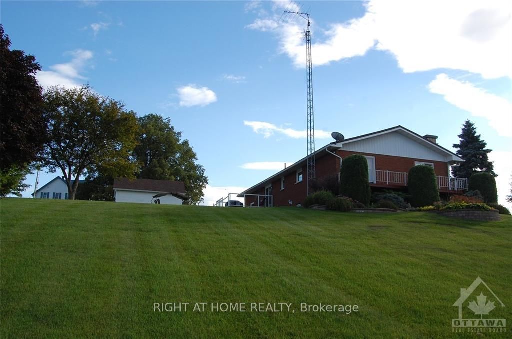 1835 Chemin Du Traversier Road Property Photo 3