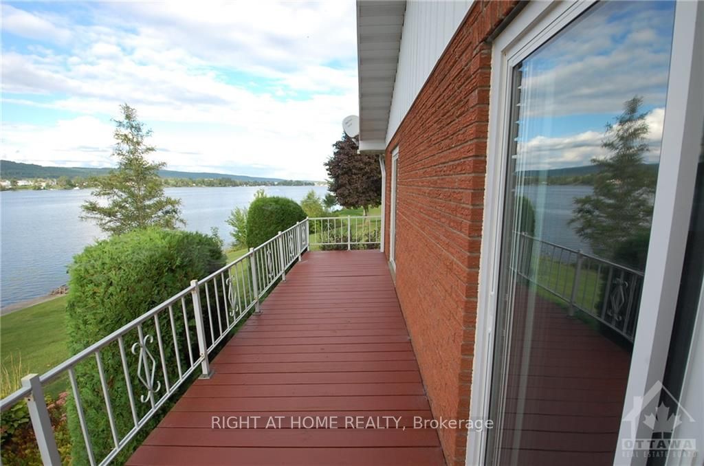1835 Chemin Du Traversier Road Property Photo 5