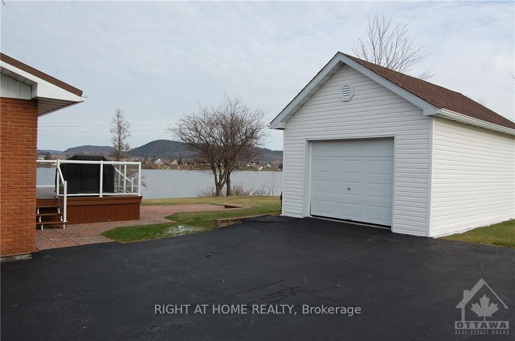 1835 Chemin Du Traversier Road Property Photo 7