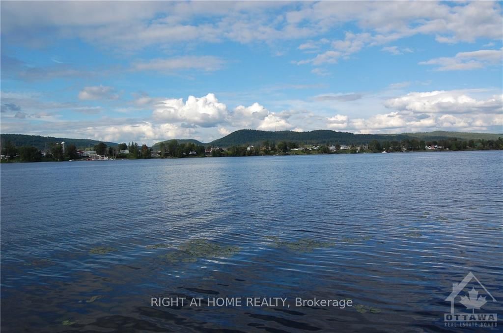 1835 Chemin Du Traversier Road Property Photo 8
