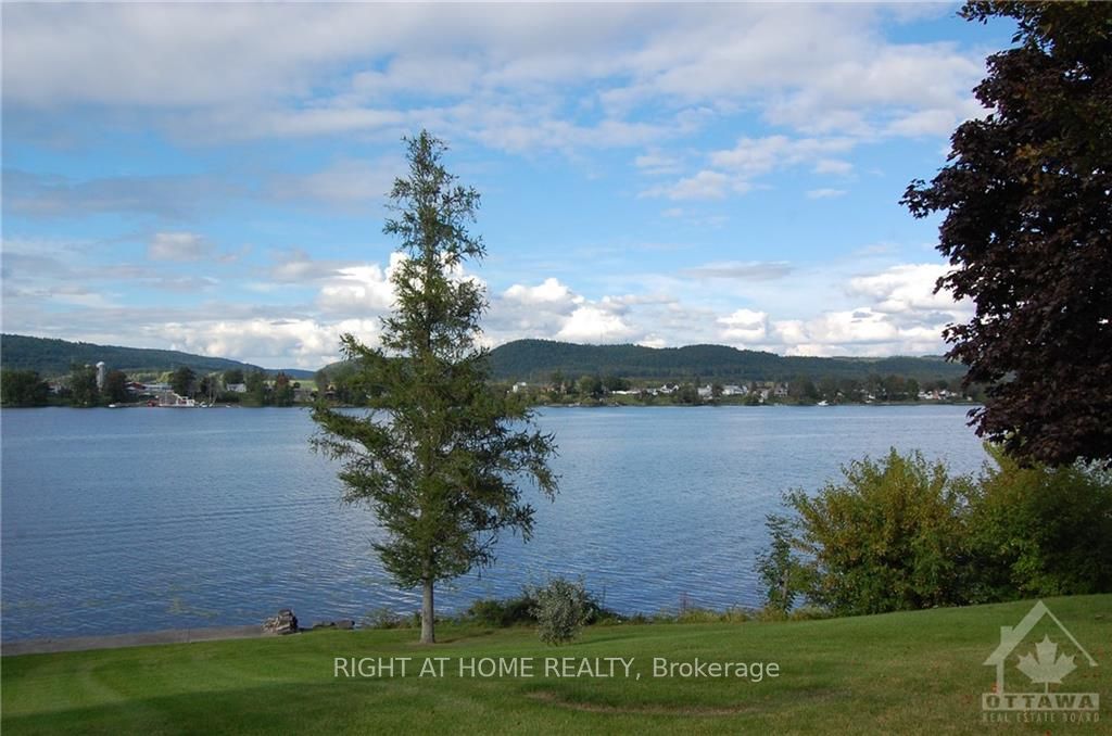 1835 Chemin Du Traversier Road Property Photo 9
