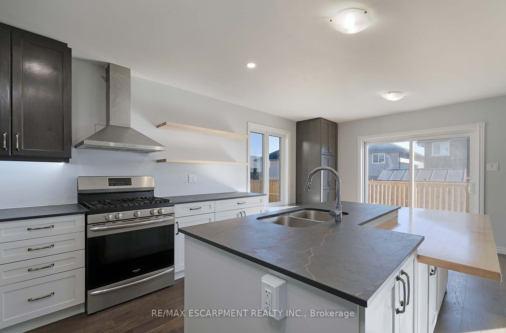 901 Bamford Terrace Property Photo 10