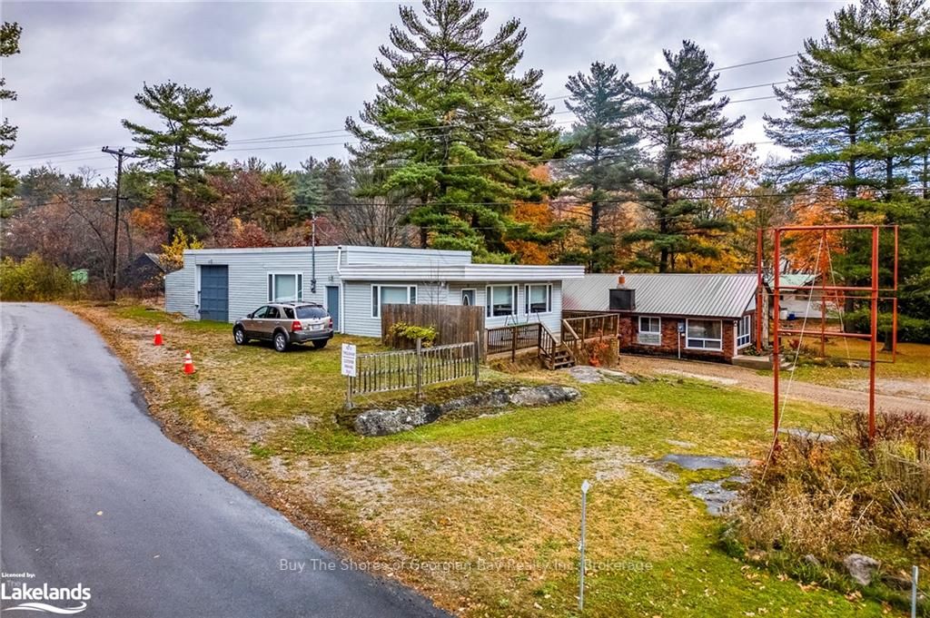 2512 Honey Harbour Road Property Photo 1