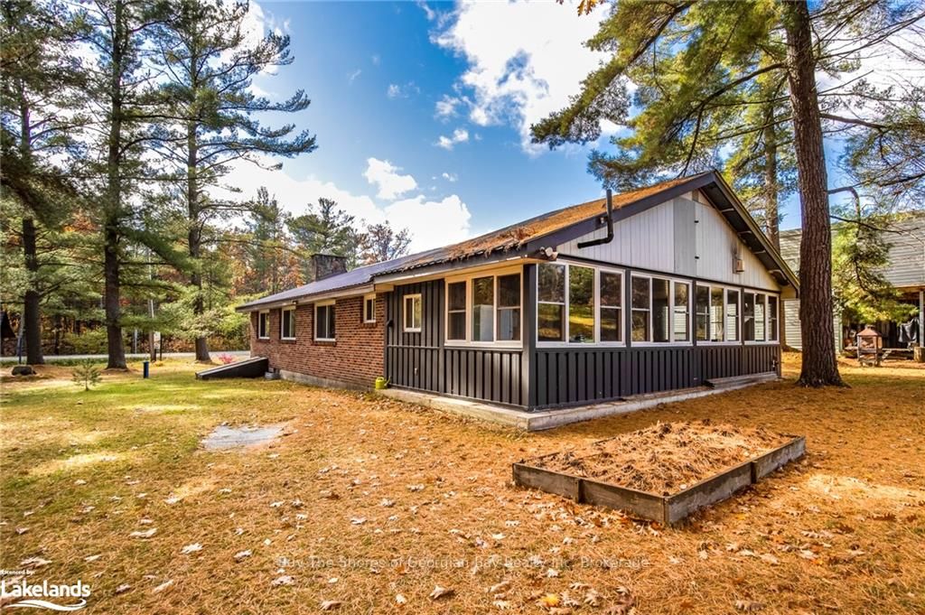 2512 Honey Harbour Road Property Photo 9