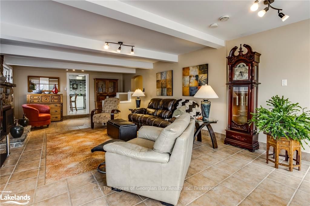 2512 Honey Harbour Road Property Photo 15