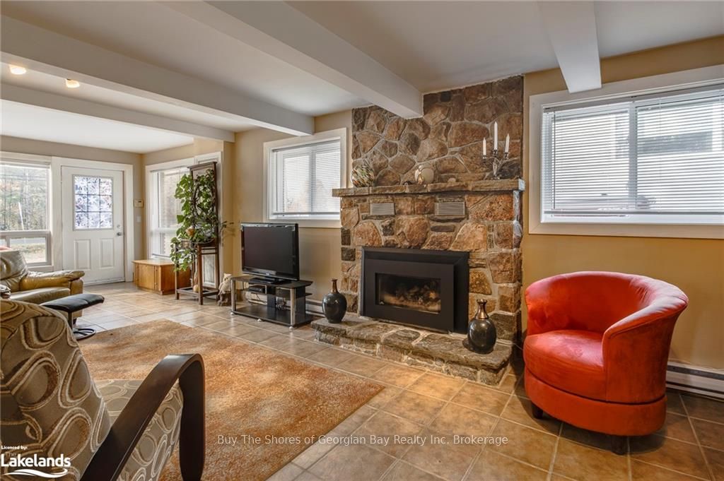 2512 Honey Harbour Road Property Photo 18