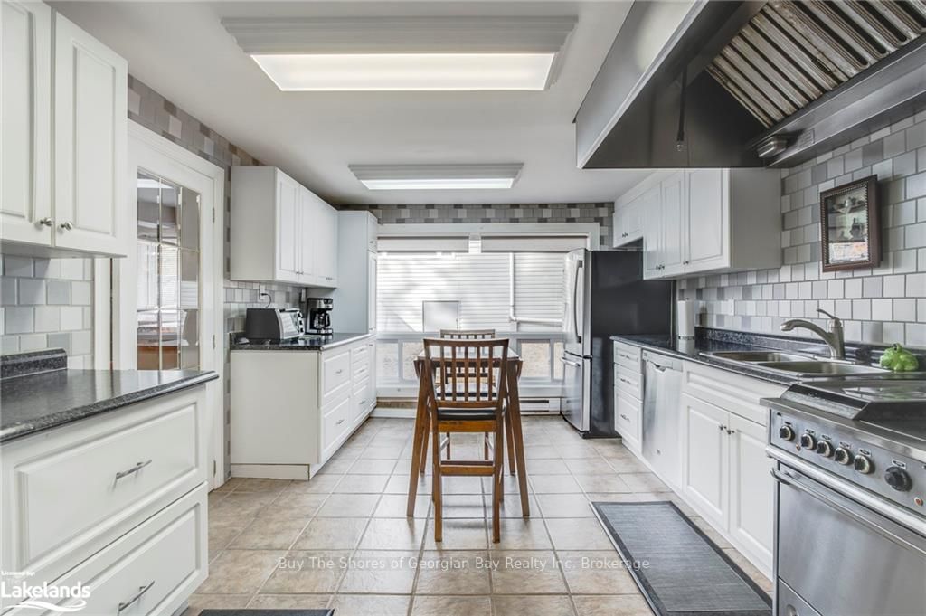 2512 Honey Harbour Road Property Photo 19