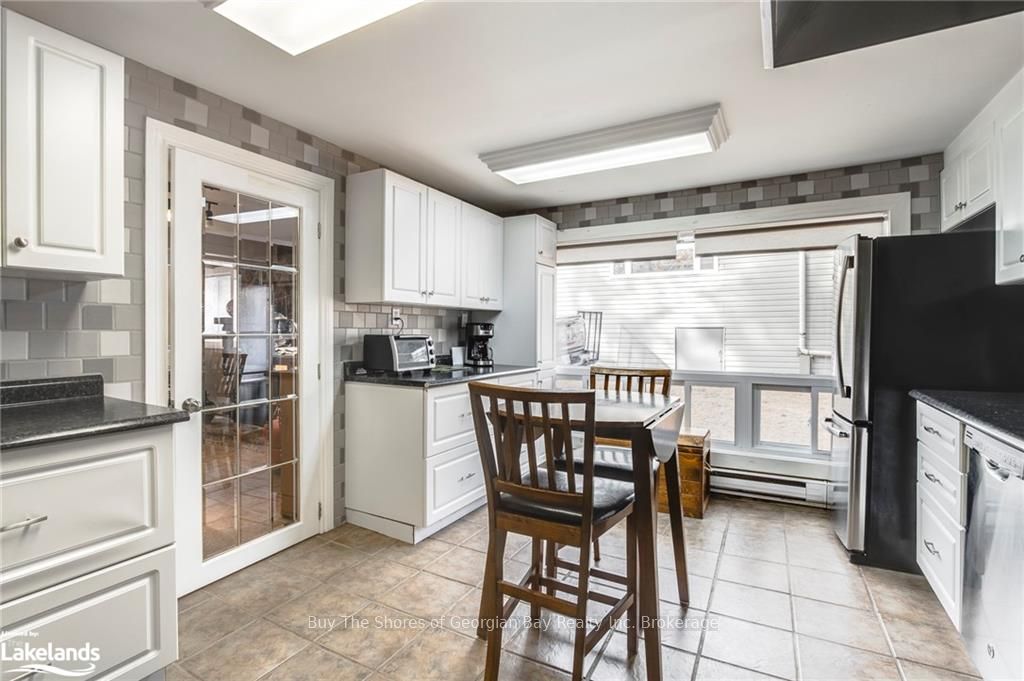 2512 Honey Harbour Road Property Photo 20