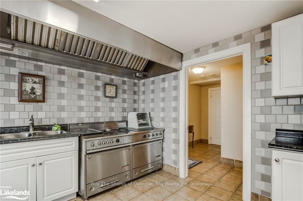 2512 Honey Harbour Road Property Photo 22