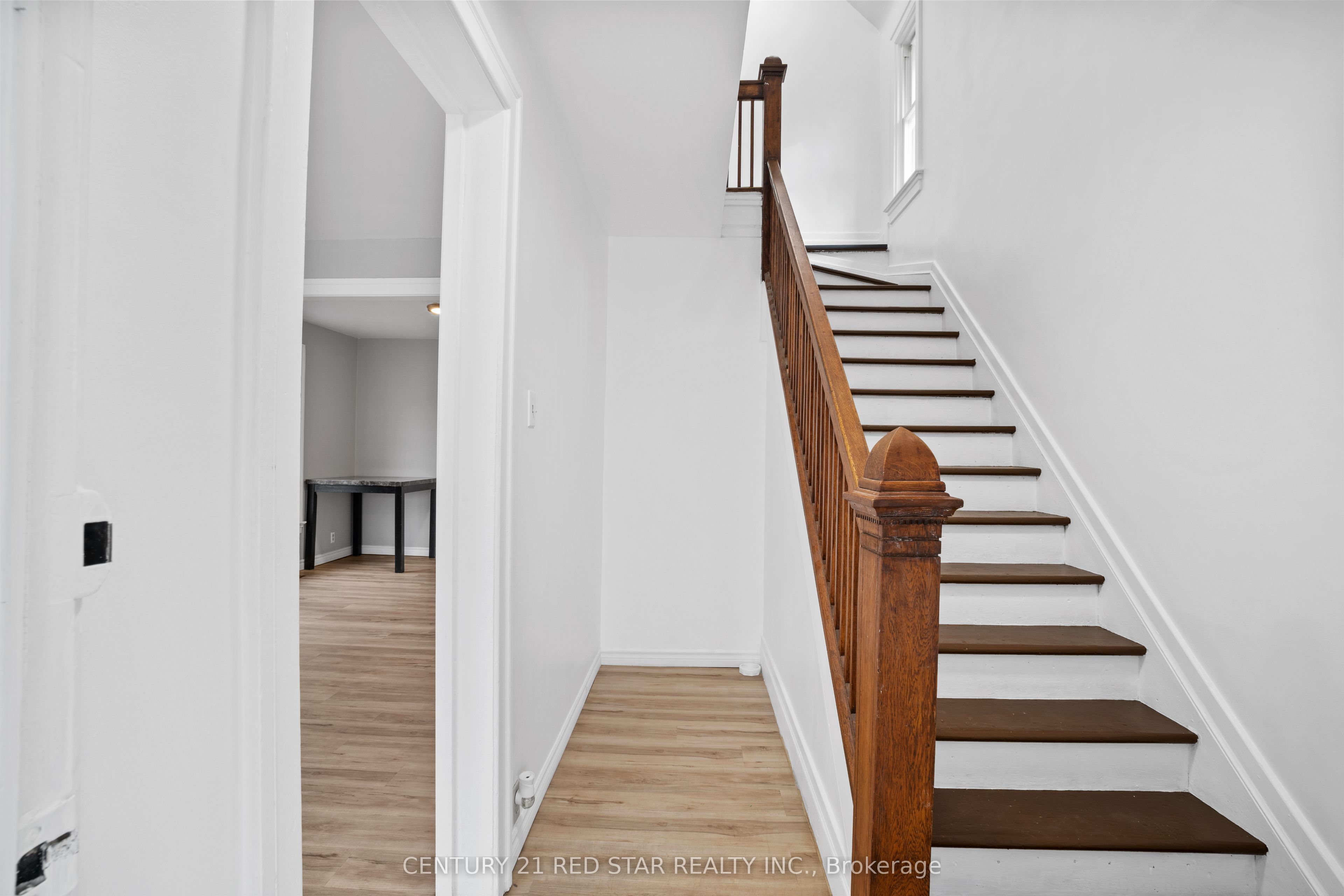 5082 St. Lawrence Avenue Property Photo 3