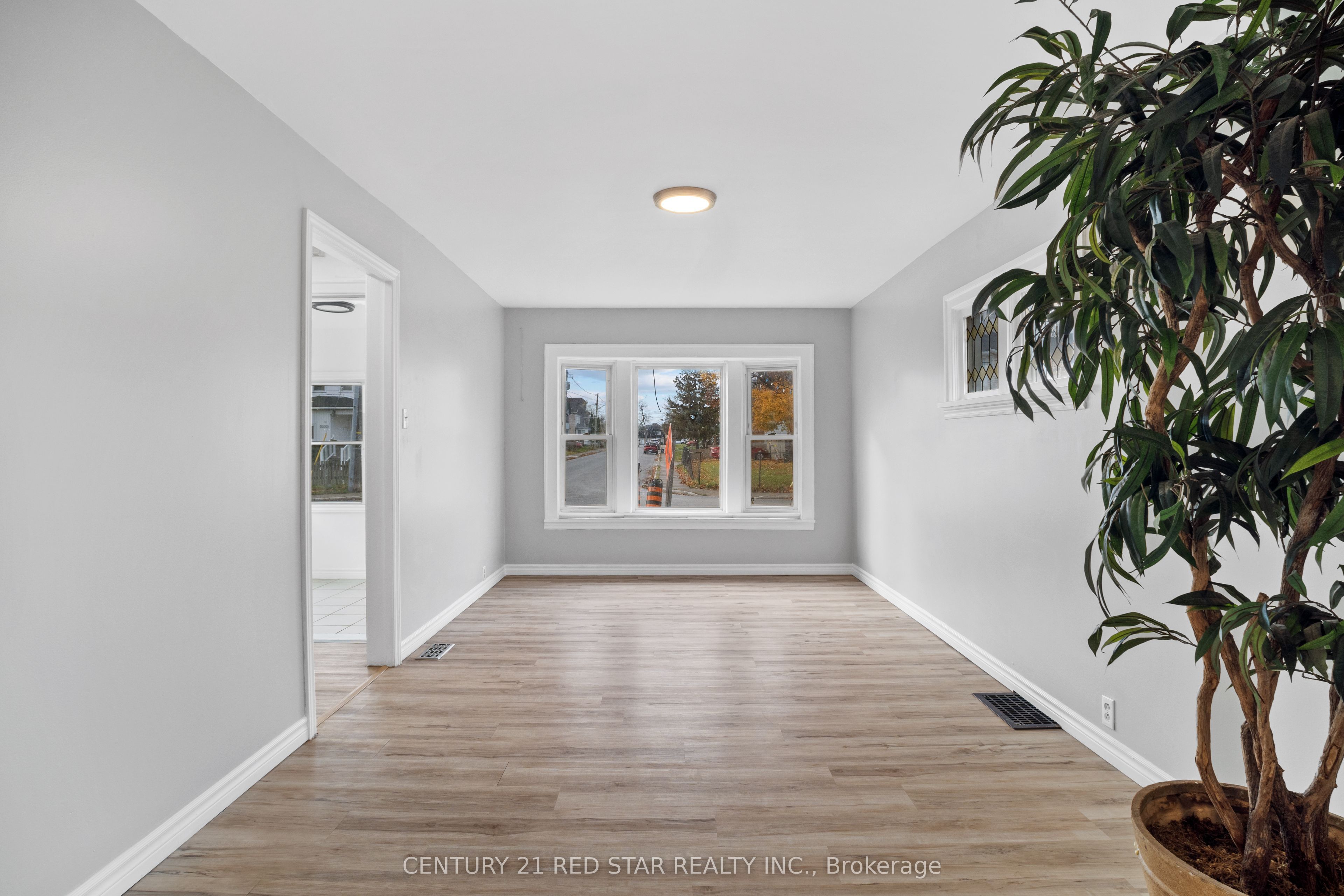 5082 St. Lawrence Avenue Property Photo 4