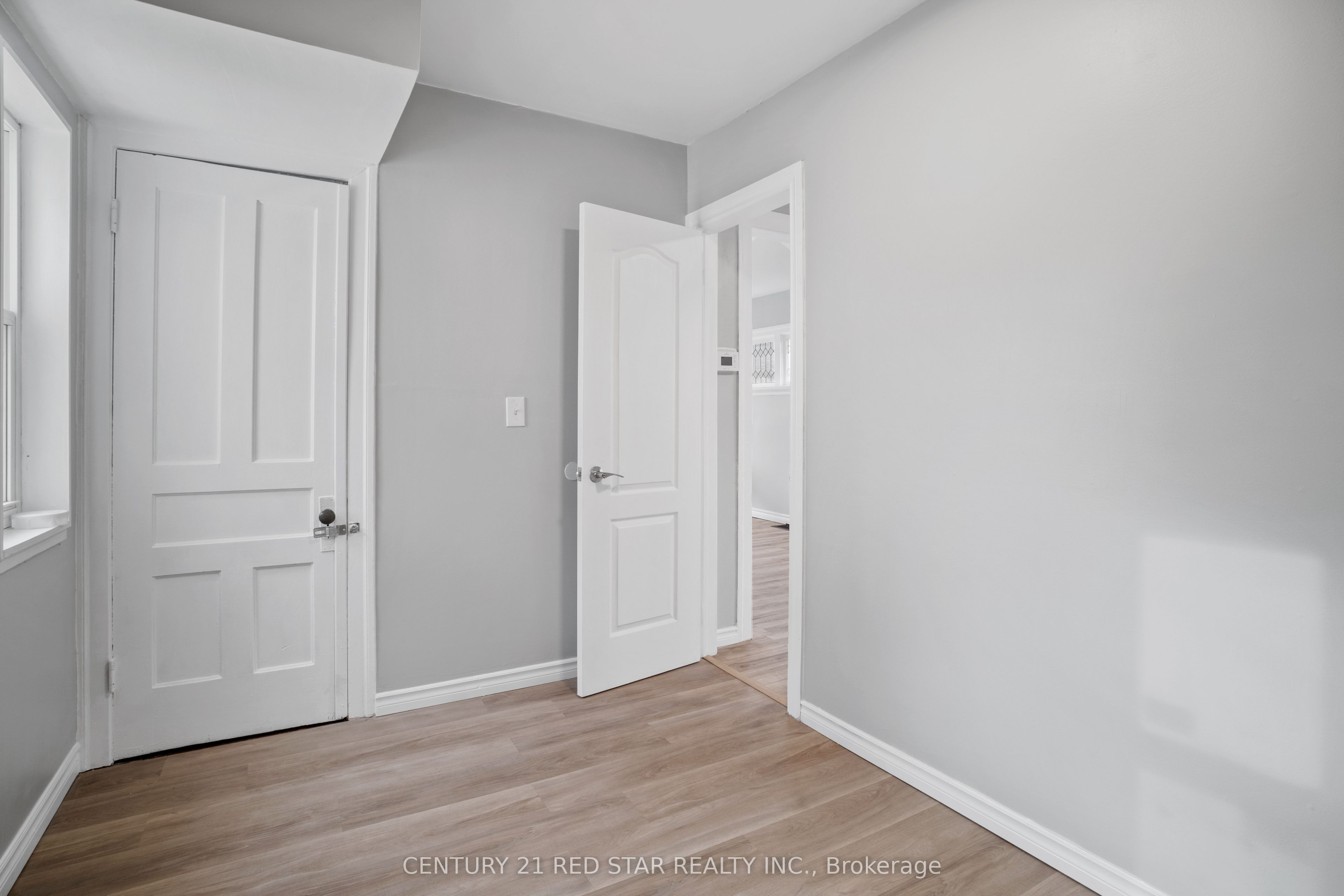 5082 St. Lawrence Avenue Property Photo 7