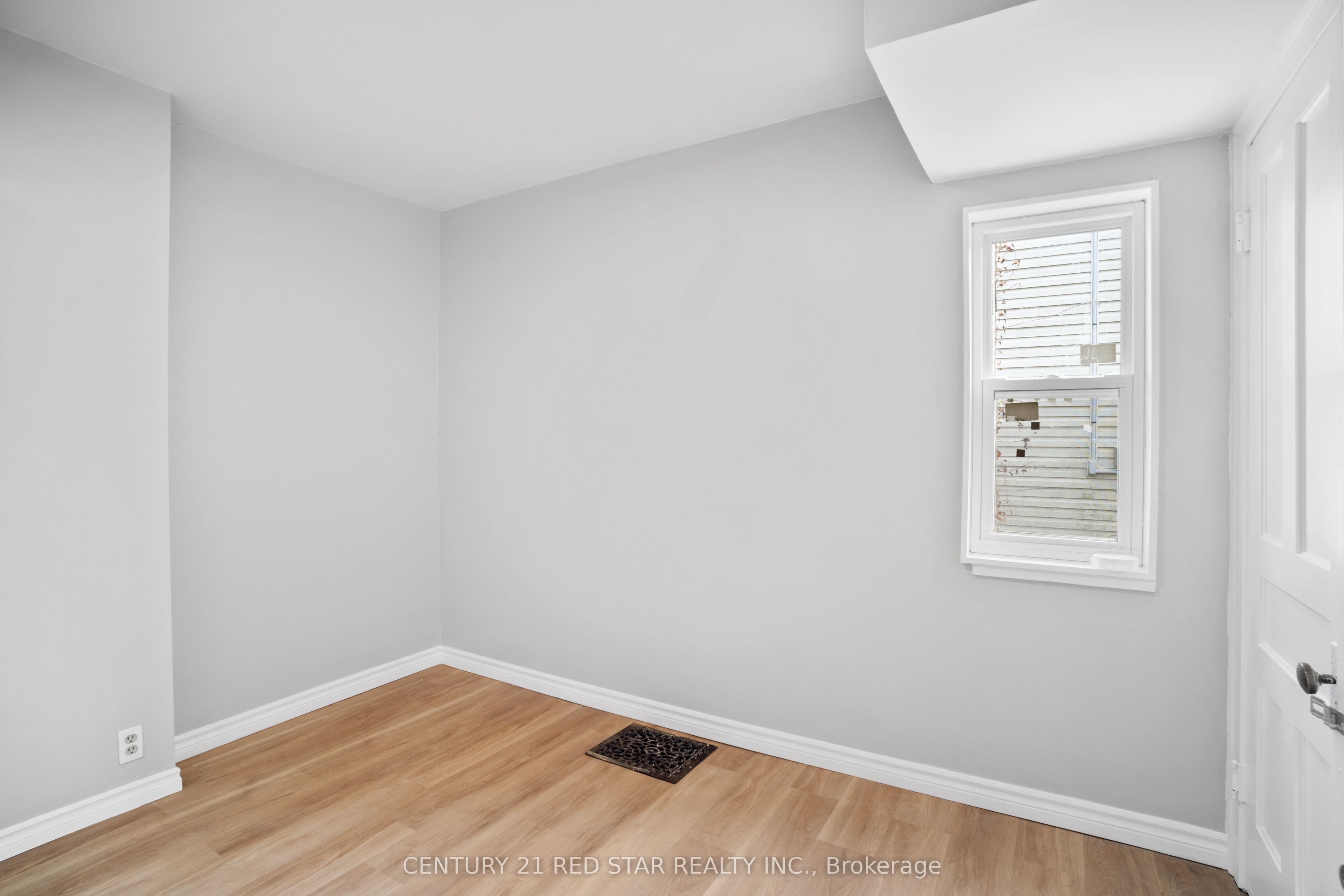 5082 St. Lawrence Avenue Property Photo 8
