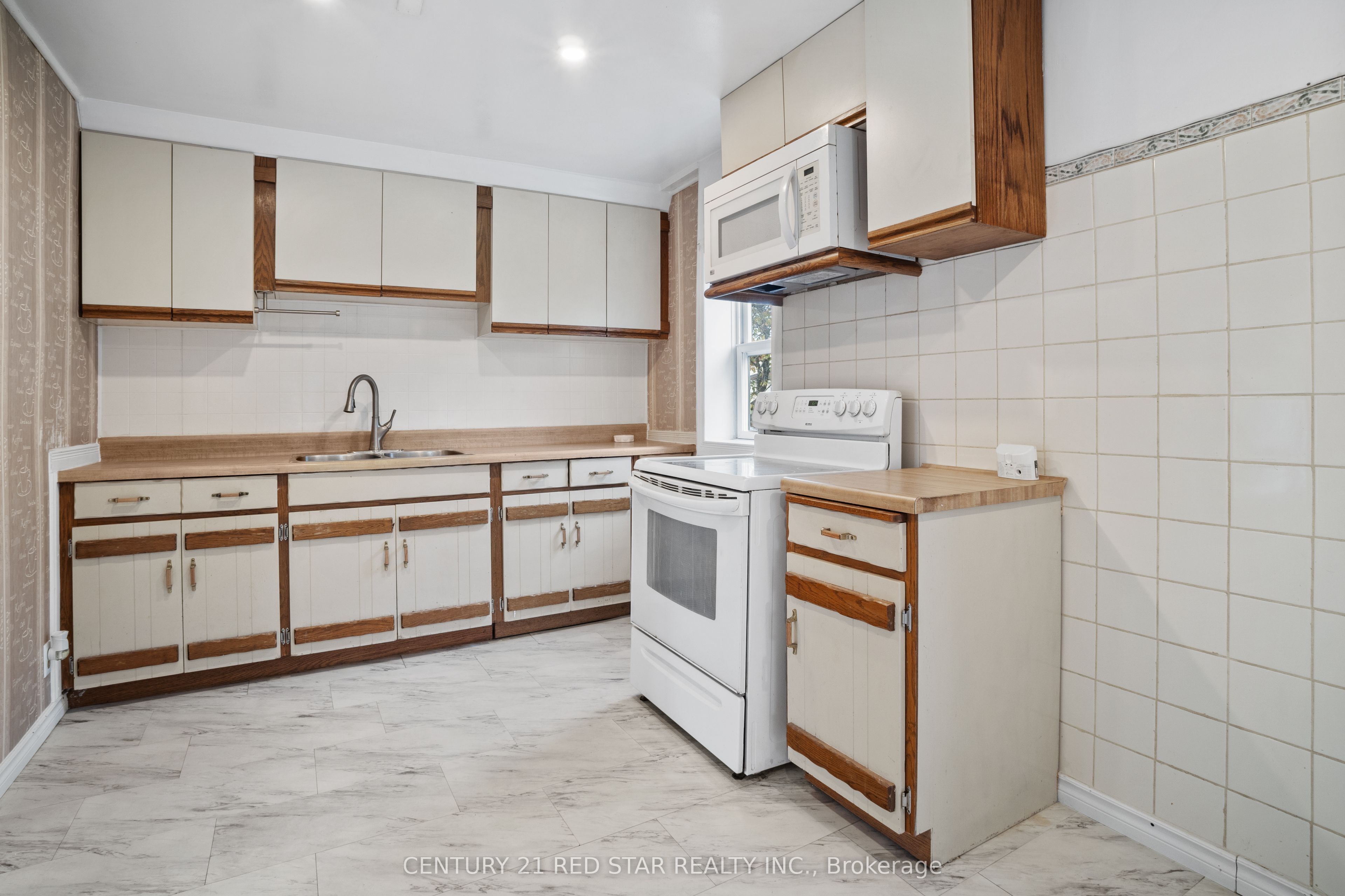 5082 St. Lawrence Avenue Property Photo 9