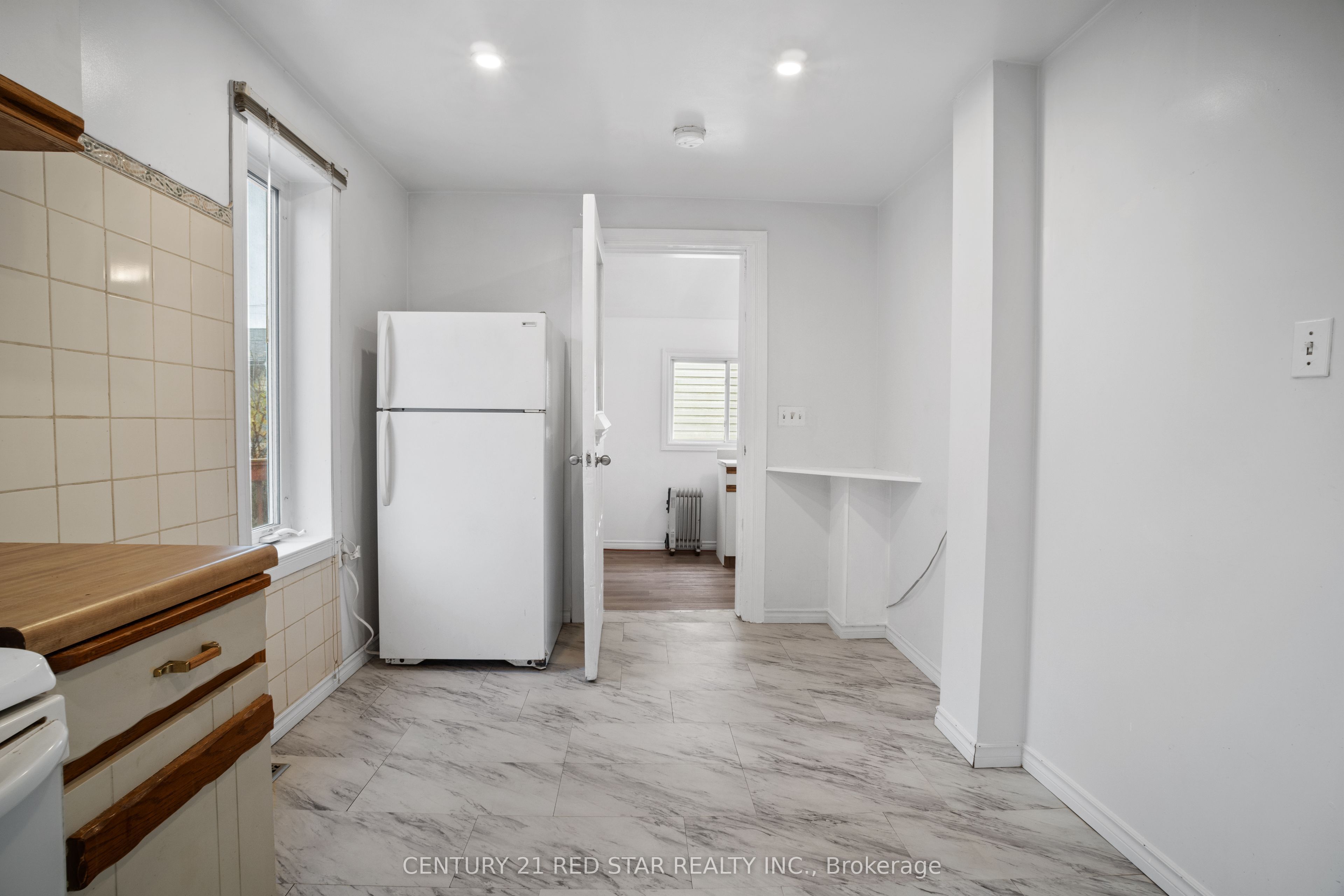 5082 St. Lawrence Avenue Property Photo 10