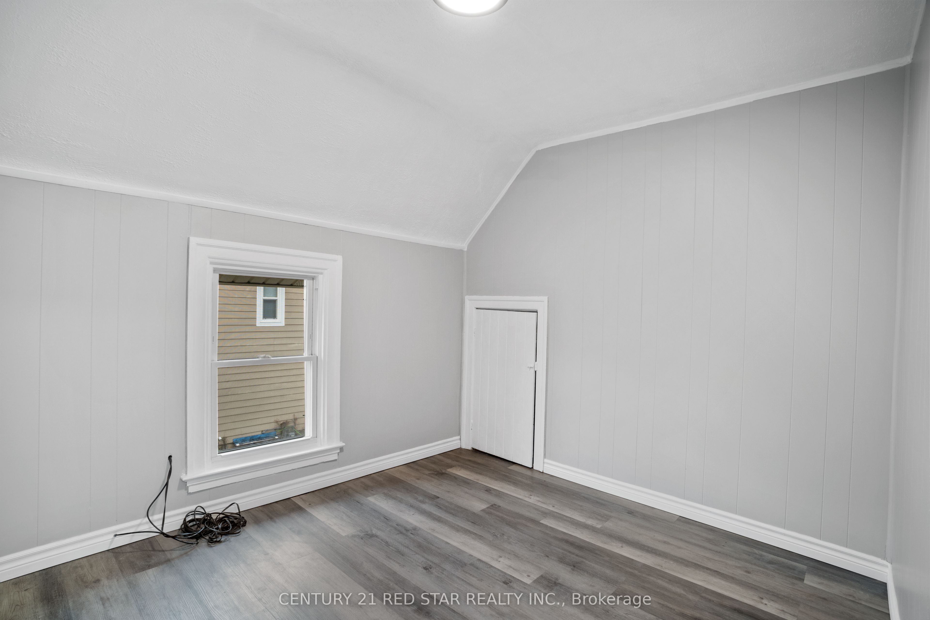 5082 St. Lawrence Avenue Property Photo 14