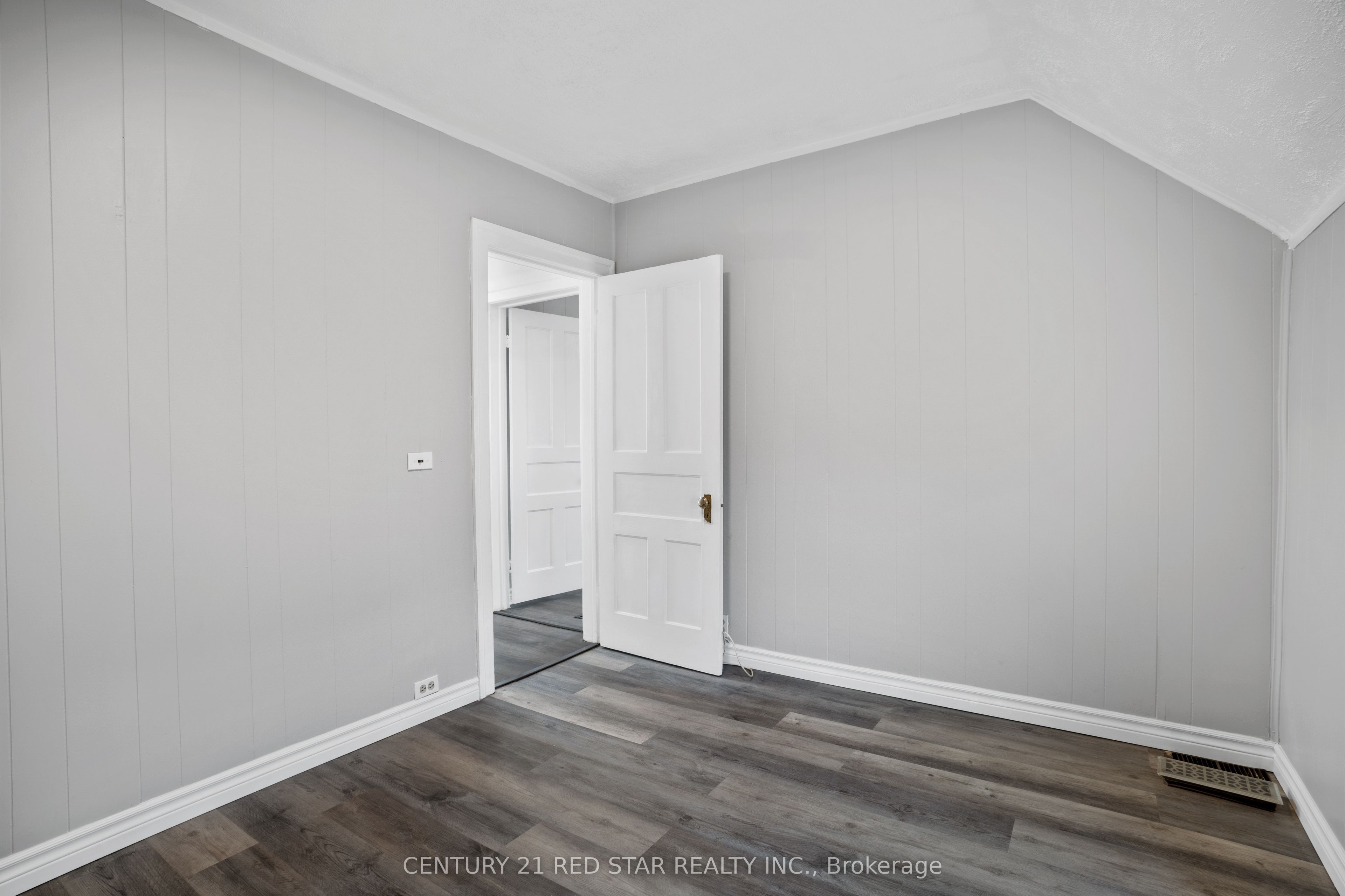 5082 St. Lawrence Avenue Property Photo 15