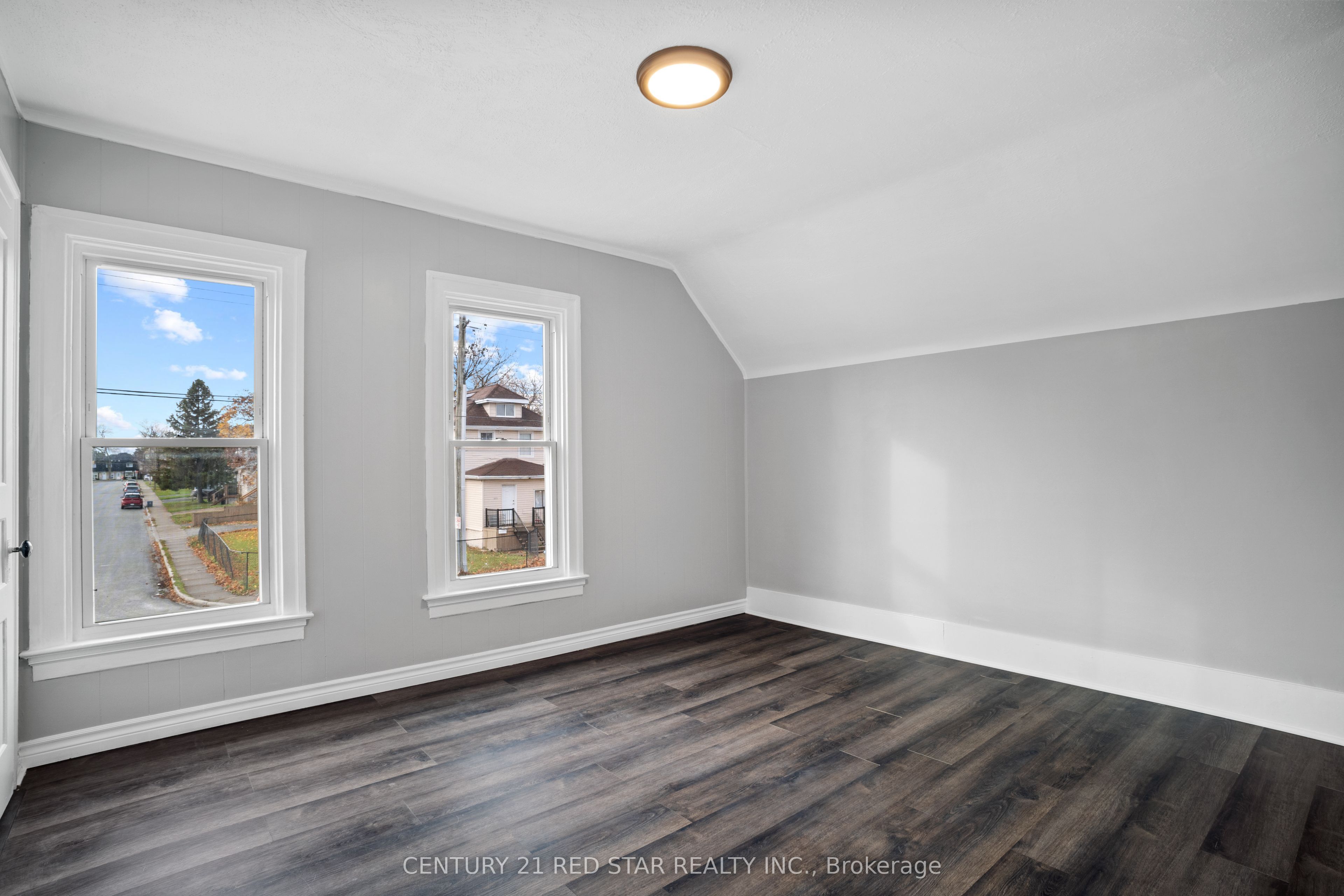 5082 St. Lawrence Avenue Property Photo 16