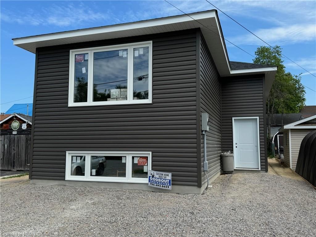 1556 Fraser Street Property Photo 2