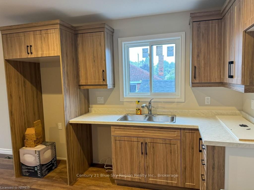 1556 Fraser Street Property Photo 3