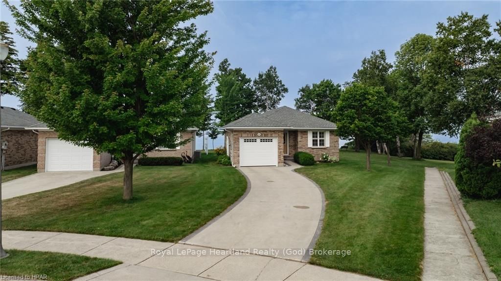 301 Bethune Crescent Property Photo 2