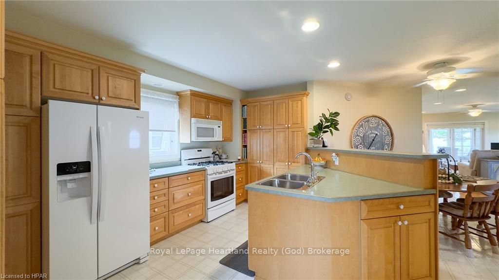 301 Bethune Crescent Property Photo 4
