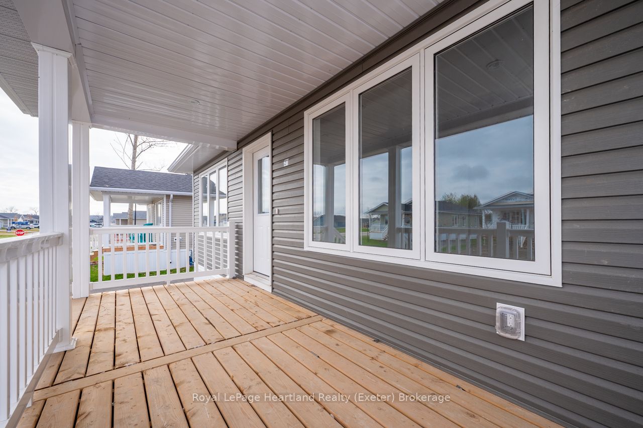 21 Bluffs View Boulevard Property Photo 2