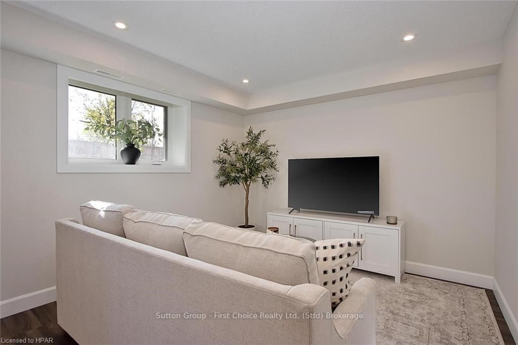 #27 - 3202 Vivian Line Property Photo 14